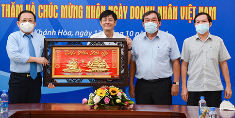 Ông Lê Hữu Hoàng tặng quà chúc mừng tập thể lãnh đạo Tổng Công ty Khánh Việt