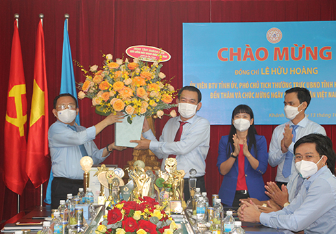 -Ông Lê Hữu Hoàng tặng hoa cho tập thể Công ty TNHH Nhà nước Một thành viên Yến sào Khánh Hòa