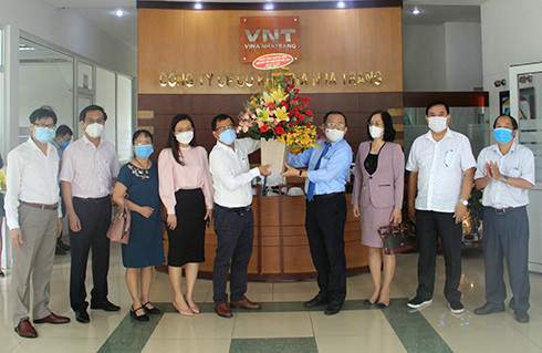 Đoàn công tác của UBND tỉnh tặng hoa cho Công ty Cổ phần cơ khí Vina Nha Trang