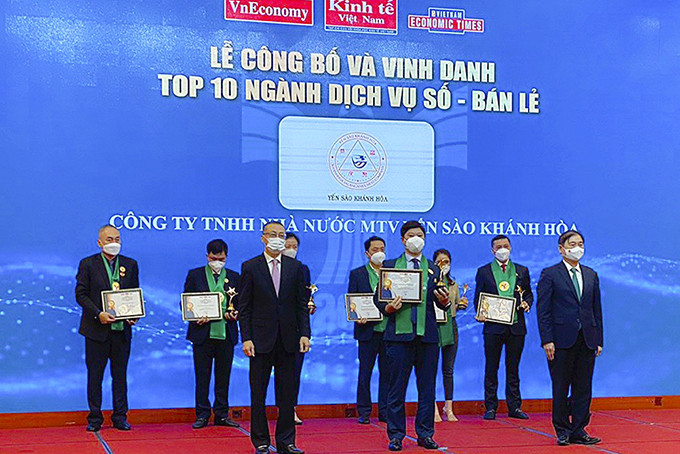 Representative of Khanh Hoa Salanganes Nest Company receives certificate of Top 10 Vietnam Strong Digital Service - Retail Brand 2020-2021