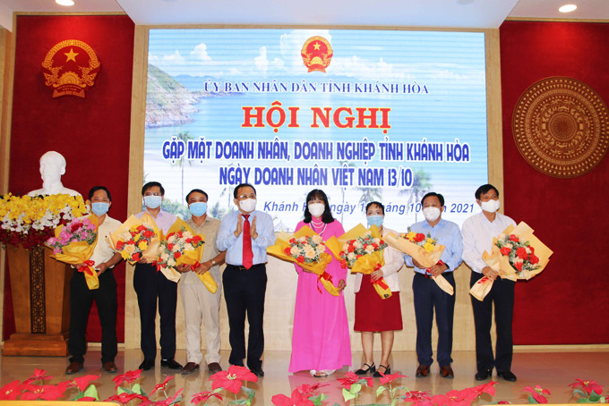 Đồng chí Lê Hữu Hoàng tặng hoa cho các doanh nhân và các hiệp hội doanh nghiệp.