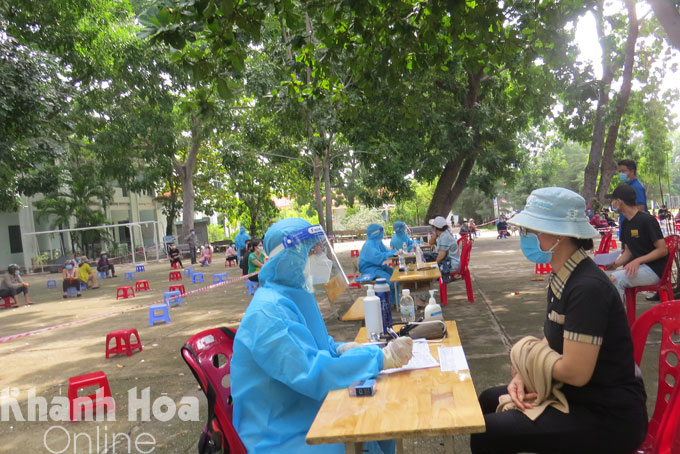 Khám sàng lọc cho người tiêm vắc xin ở Cam Ranh