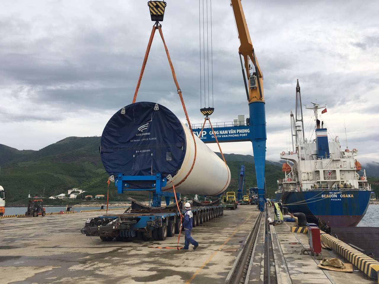 Tàu nước ngoài chở thiết bị điện gió của tỉnh Đắk Lắk, Gia Lai đang cập cảng Nam Vân Phong.
