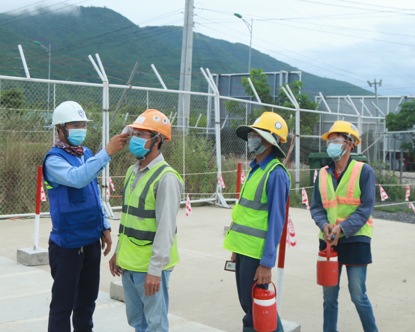 Công nhân, người lao động phải kiểm tra y tế trước khi vào dự án nhà máy nhiệt điện Vân Phong 1. 