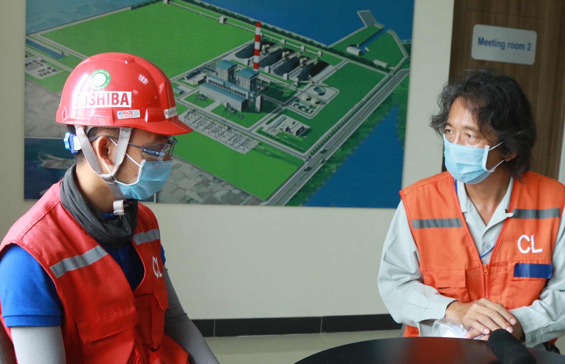 Ông Kimio Abe, Quản lý nhóm chỉ huy tổ hợp nhà thầu, nhà máy nhiệt điện Vân Phòng 1 (bên phải) đang trao đổi với đại diện nhà thầu.