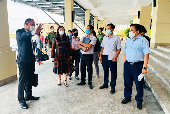 Đoàn kiểm tra liên ngành do Sở Du lịch chủ trì kiểm tra phương án đón khách thích ứng an toàn với dịch Covid-19 của hệ thống lưu trú Vinpearl trên đảo Hòn Tre, TP. Nha Trang.