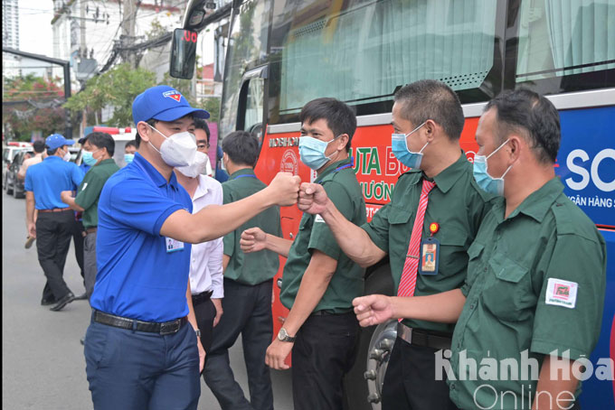 Lãnh đạo Tỉnh đoàn động viên, tiễn đoàn lên đường đón công dân.