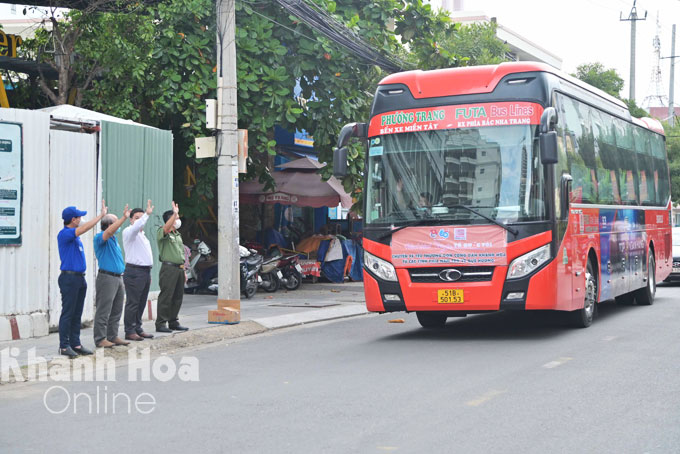 Đoàn xe xuất quân đón các công dân trở về.