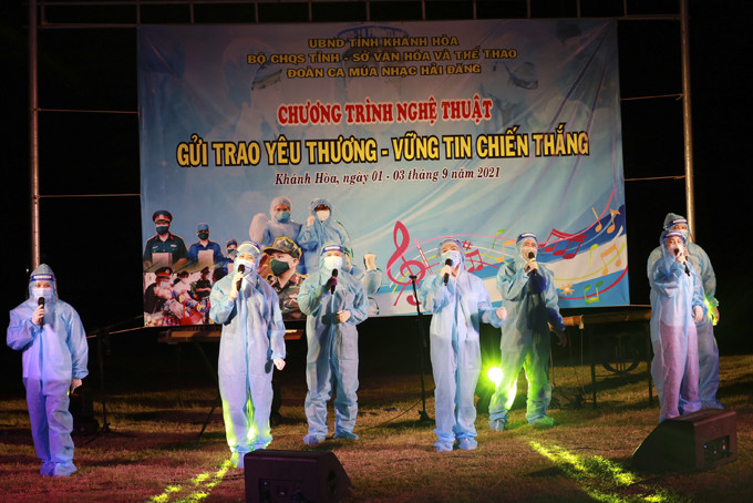 Hai Dang Song and Dance Troupe performing at quarantine place