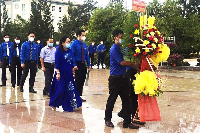 Các đại biểu dâng hương, dâng hoa tại Tượng đài Bác Hồ.