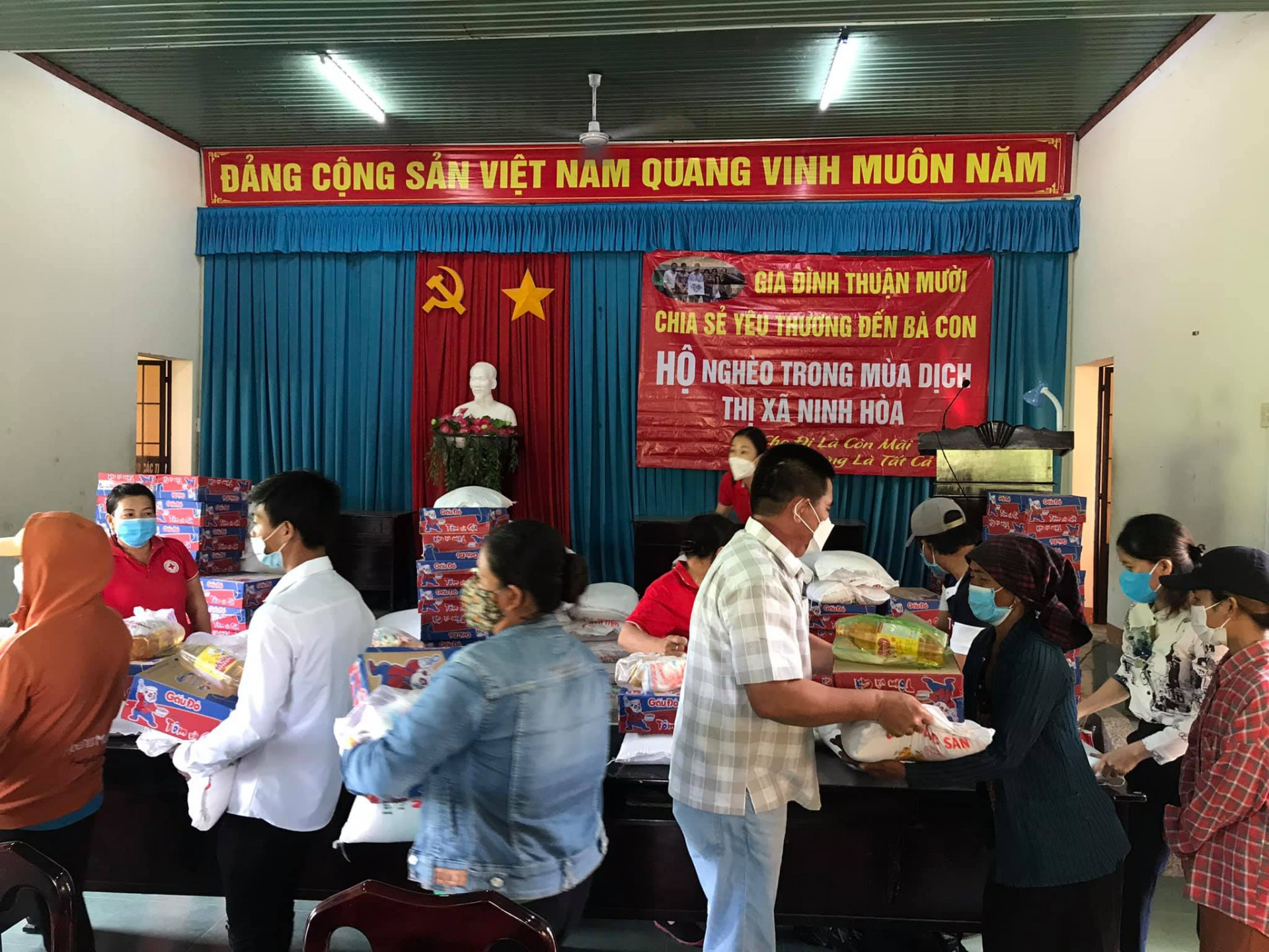Các phần quà của vợ chồng anh chị Thuận Mười được trao cho các hộ nghèo, hộ cận nghèo trên địa bàn thị xã Ninh Hòa.