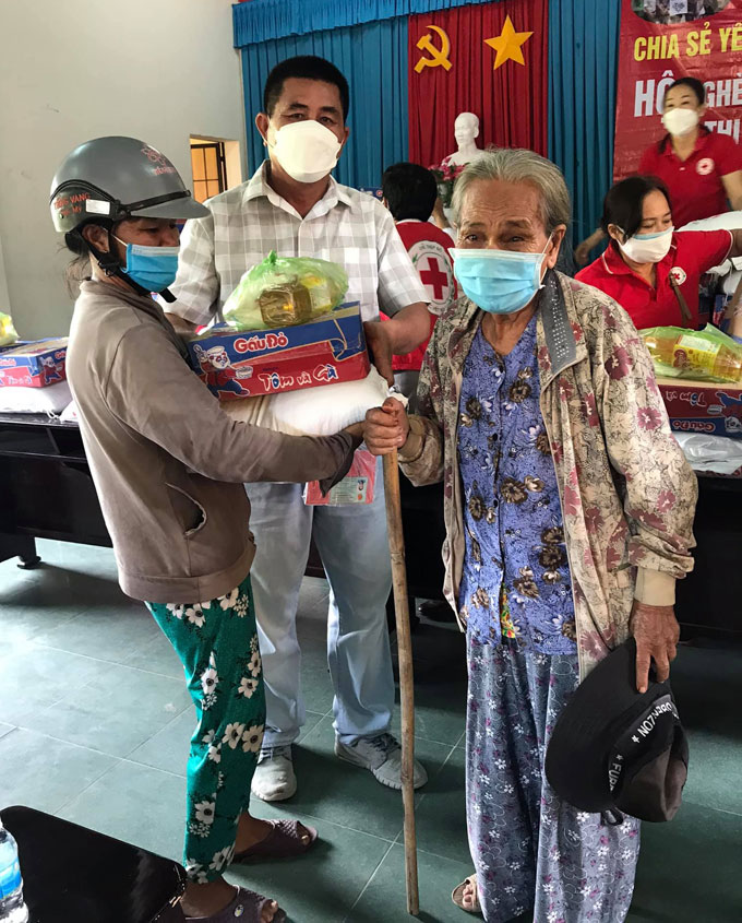 Một hộ dân ở thị xã Ninh Hòa nhận quà hỗ trợ của vợ chồng anh chị Thuận Mười.