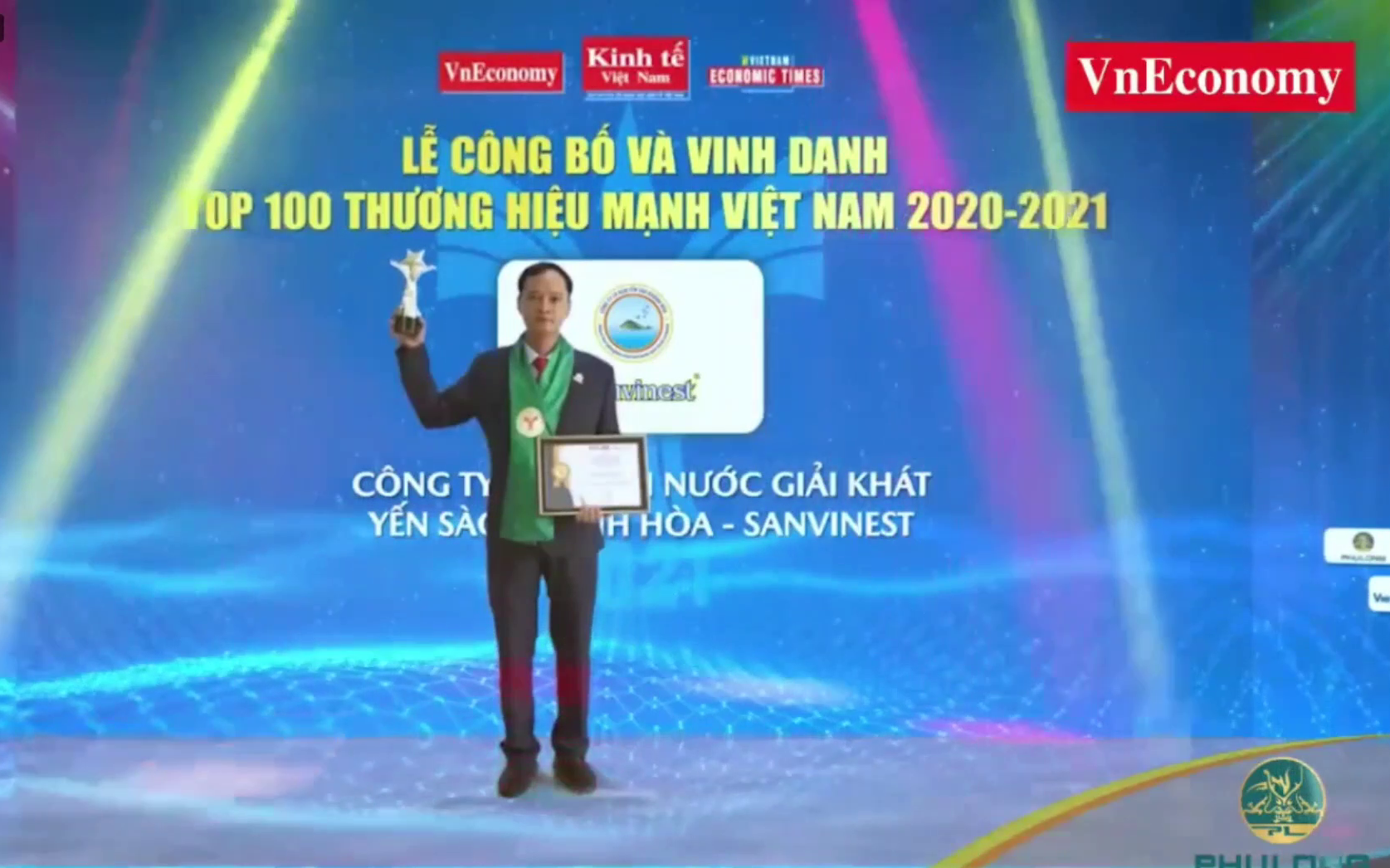 Đại diện Savinest Khánh Hòa nhận giải Thương hiệu mạnh Việt Nam 2021.