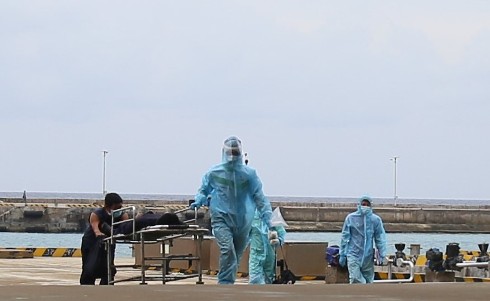 Trung tâm Y tế thị trấn Trường Sa cấp cứu ngư dân bị xuất huyết tiêu hóa