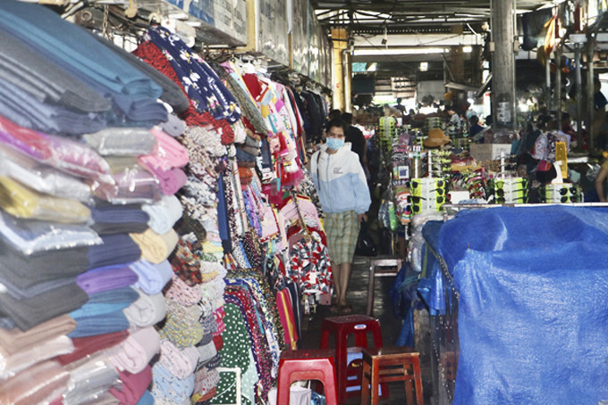 Các hộ kinh doanh ở chợ Xóm Mới, TP. Nha Trang. (Ảnh chụp tháng 11-2020)