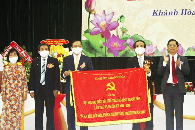 Ông Nguyễn Tấn Tuân trao bức trướng của Tỉnh ủy chúc mừng Đại hội.
