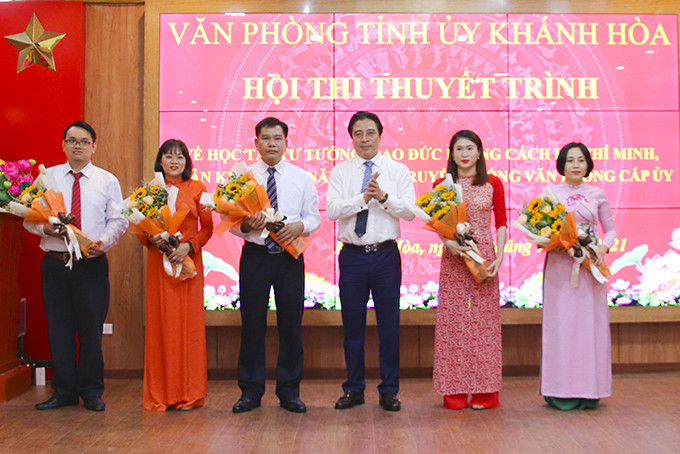 Lãnh đạo Tỉnh ủy tặng hoa cho các thí sinh tham dự.