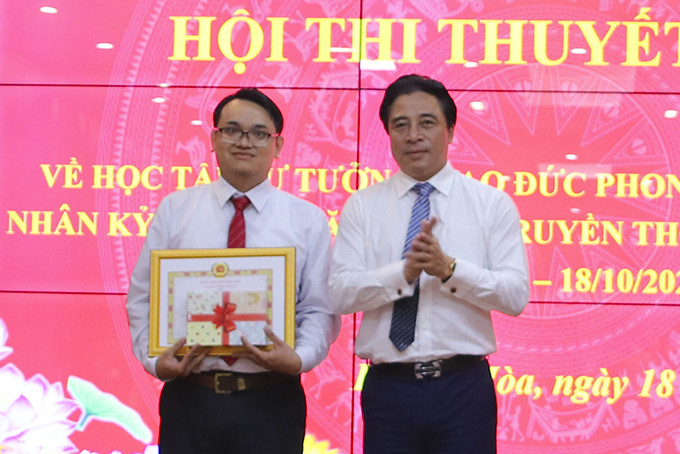 Ông Nguyễn Khắc Toàn trao giải nhất cho thí sinh