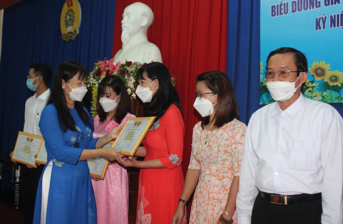 Đại diện Liên đoàn Lao động tỉnh Khánh Hòa khen thưởng những công nhân, viên chức, lao động tiêu biểu.