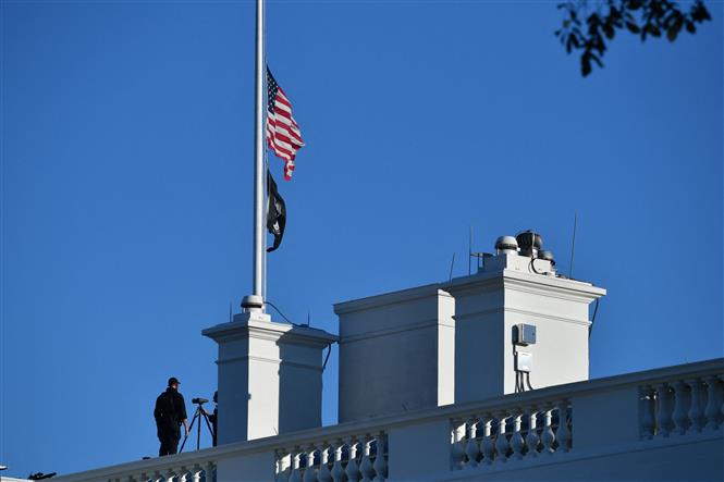 Nhà Trắng treo cờ rủ nhằm tưởng nhớ cựu Ngoại trưởng Mỹ Colin Powell ngày 18/10/2021. Ảnh: AFP/TTXVN
