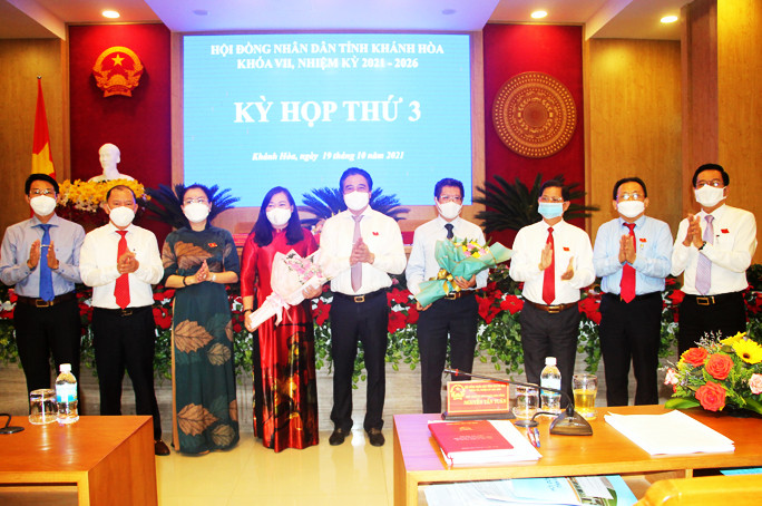 Các đồng chí lãnh đạo tỉnh tặng hoa chúc mừng ông Dương Nam Khánh và bà Nguyễn Thị Lệ Thanh.