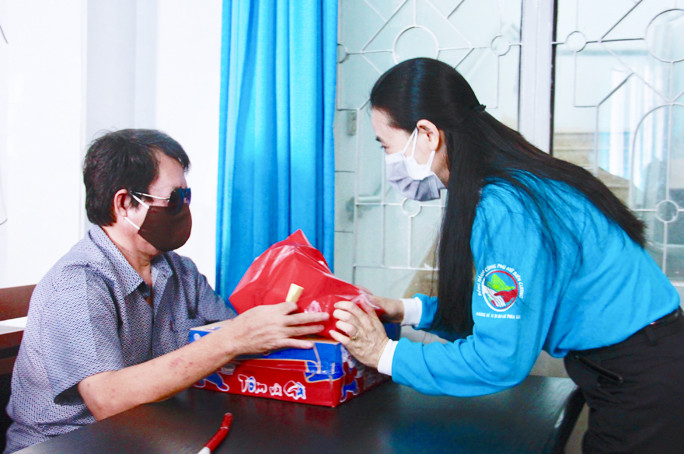 Bà Nguyễn Quỳnh Nga - Chủ tịch Hội Liên hiệp Phụ nữ tỉnh trao quà cho người khiếm thị.