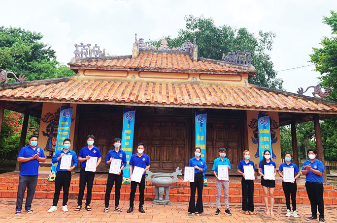 Anh Nguyễn Ngọc Thái khen thưởng những đoàn viên  có nhiều thành tích xuất sắc trong hoạt động hội.