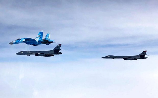 Máy bay ném bom chiến lược B1B Lancer của Mỹ bay qua Biển Đen. (Nguồn: en.topcor.ru)