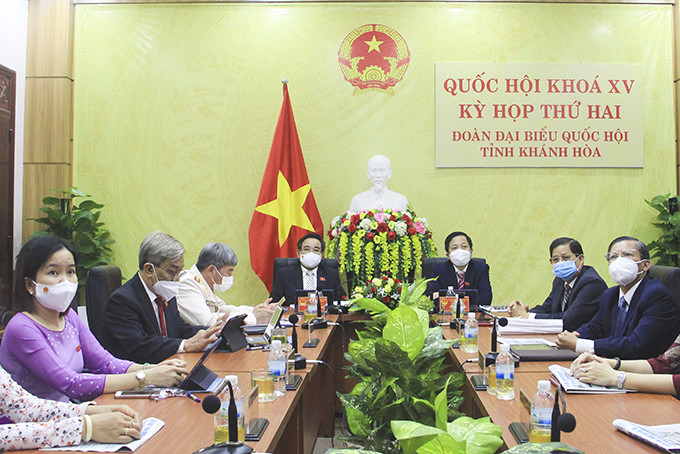 Các đại biểu tham dự phiên khai mạc kỳ họp thứ 2, Quốc hội khóa XV tại điểm cầu Khánh Hòa. 