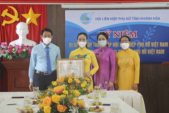 Ông Đinh Văn Thiệu trao bằng khen cho Hội Liên hiệp Phụ nữ Việt Nam tỉnh.
