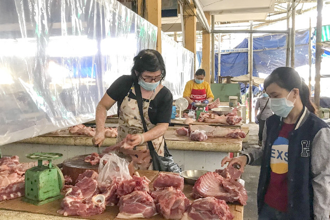 Chỉ một số ít các quầy thịt tại chợ Xóm Mới mở bán.
