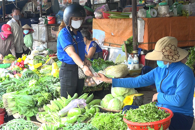 Người dân đi chợ tại chợ Xóm mới, Tp. Nha Trang. Ảnh: Mã Phương