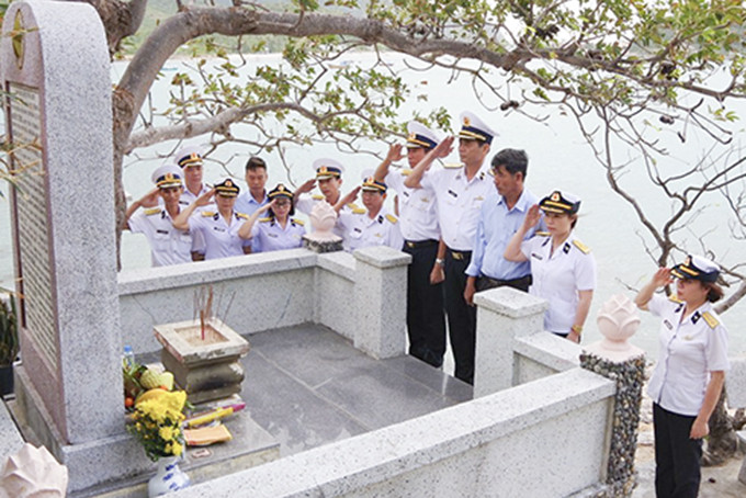 Đoàn công tác của Học viện Hải quân dâng hương tưởng niệm  các anh hùng liệt sĩ Tàu C235