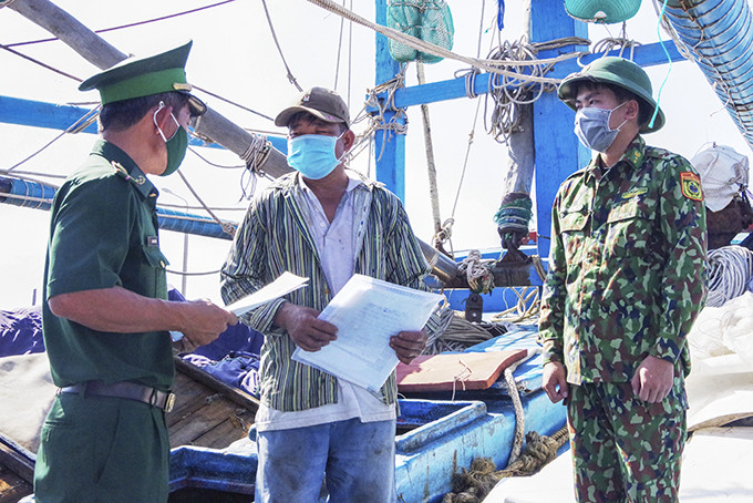 Cán bộ, chiến sĩ Bộ đội Biên phòng tỉnh tuyên truyền pháp luật cho ngư dân
