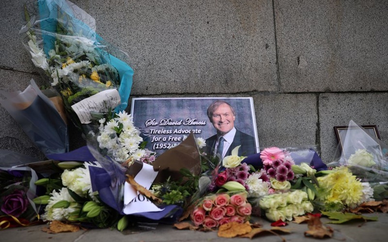 Hoa và ảnh tưởng nhớ nghị sĩ David Amess được đặt bên ngoài trụ sở Quốc hội Anh ở London. (Ảnh: Reuters)