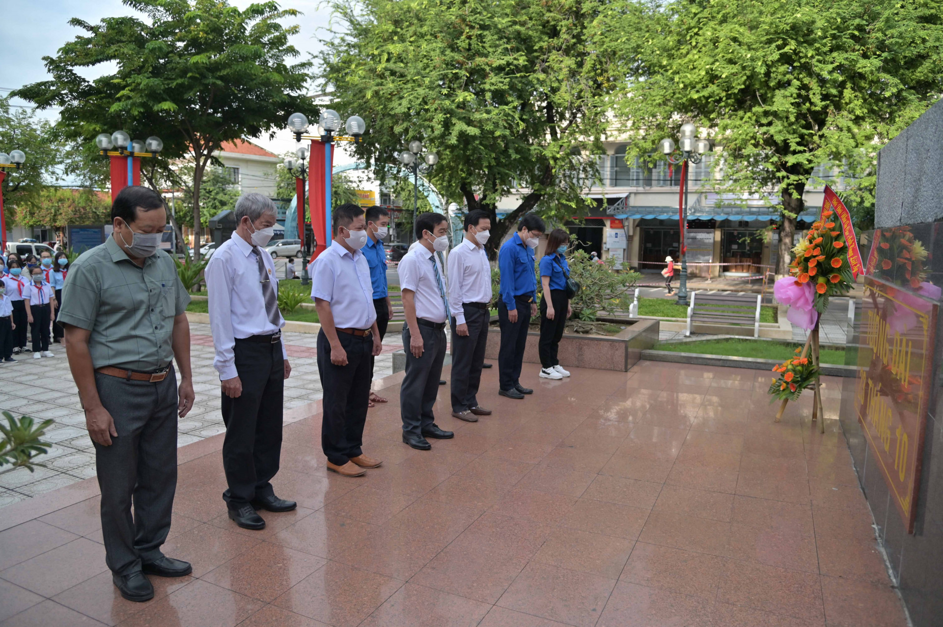 Lãnh đạo TP. Nha Trang đặt vòng hoa tưởng nhớ đến công lao to lớn của các anh hùng, liệt sĩ.