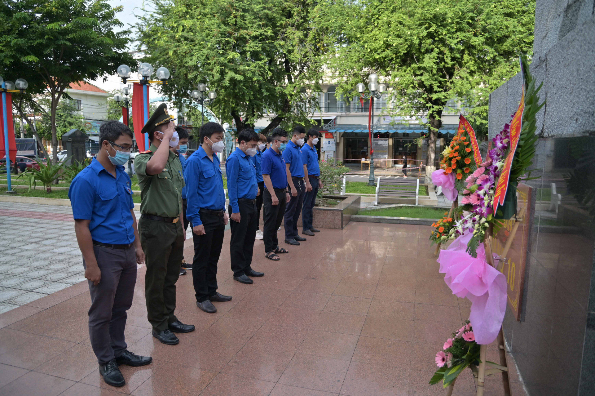Các đoàn viên, thanh niên đặt vòng hoa tưởng nhớ công lao to lớn của các anh hùng, liệt sĩ