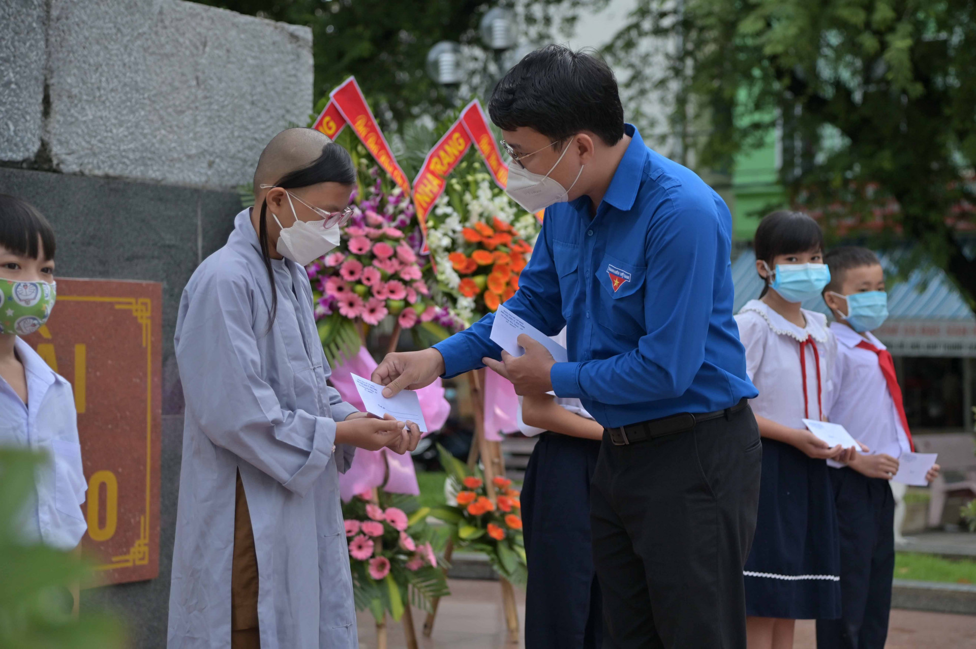 Lãnh đạo Thành đoàn Nha Trang trao học bổng cho các học sinh