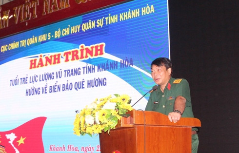 Đại tá Trịnh Việt Thành tuyên truyền cho lực lượng dân quân biển.