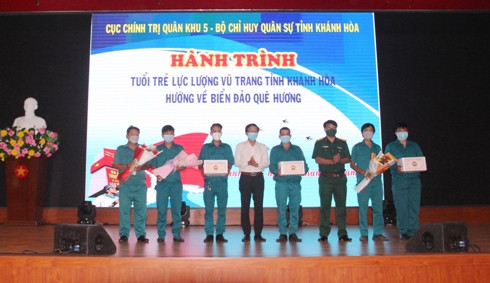 Lãnh đạo Bộ CHQS tỉnh và Tỉnh đoàn tặng quà cho các Trung đội Dân quân biển.