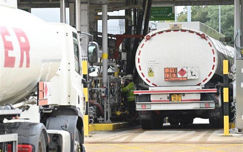 Xe tải chở nhiên liệu tại kho chứa dầu. (Ảnh: AFP/TTXVN) 