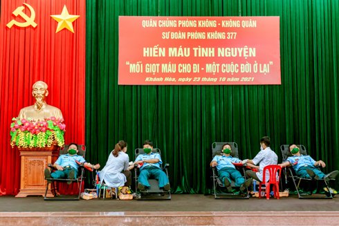 Hơn 300 tình nguyện viên của Sư đoàn Phòng không 377 tham gia hiến máu tình nguyện