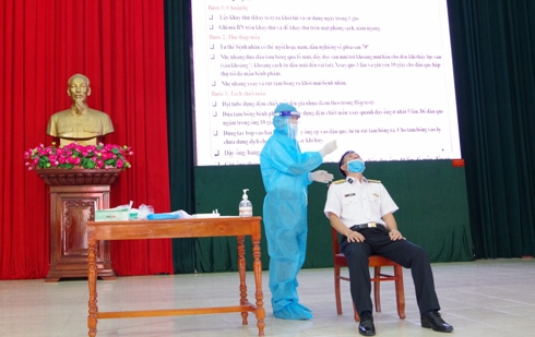 Lữ đoàn 146 Hải quân tập huấn lấy mẫu xét nghiệm nhanh SARS-CoV-2
