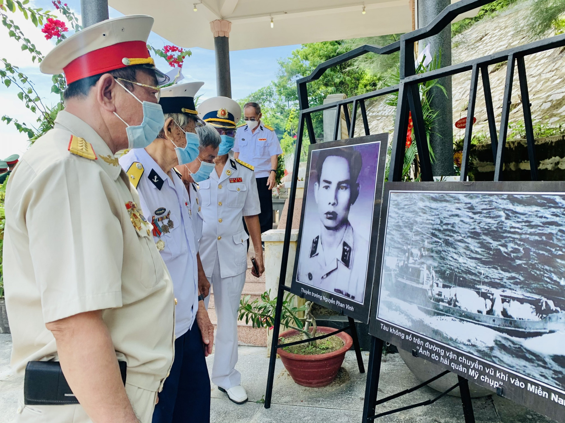 Các cựu binh tàu không số xúc động trước chân dung thuyền trưởng Nguyễn Phan Vinh