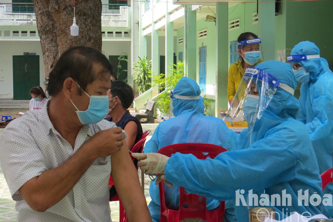 Vaccine injection in Cam Ranh City.