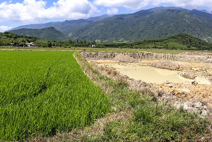 Việc cải tạo đồng ruộng, thu hồi sét gạch ngói  tại xứ đồng Giữa (xã Ninh Hưng) đang bị yêu cầu tạm ngừng. 