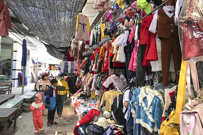 Người dân mua sắm tại chợ thị trấn Khánh Vĩnh tháng 1-2021.