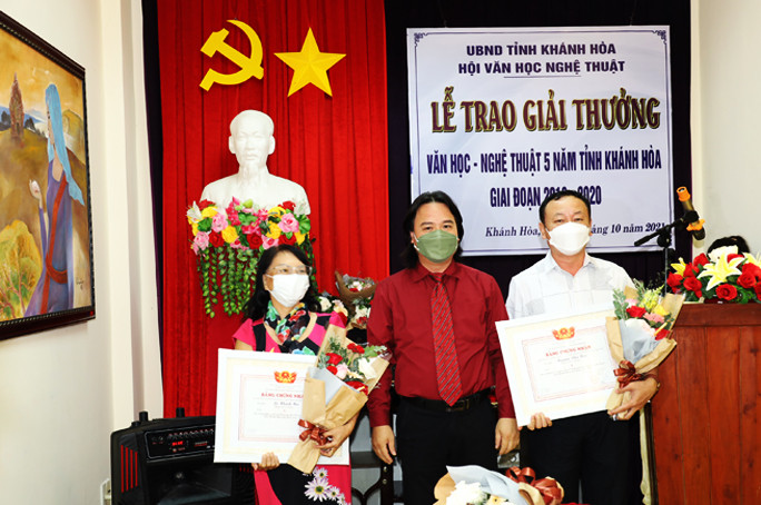 Lãnh đạo Hội Văn học Nghệ thuật tỉnh trao giải cho các tác giả nhận giải A.