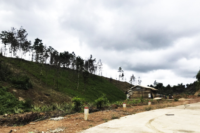 Thiếu đất sản xuất, nhiều hộ đồng bào dân tộc thiểu số ở huyện Khánh Vĩnh lấn chiếm đất rừng để canh tác.