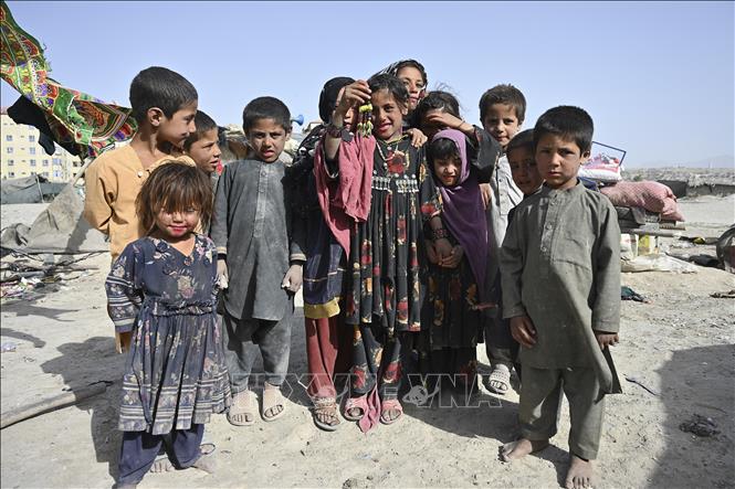 Trẻ em tại một trại tị nạn ở Kabul, Afghanistan ngày 21/6/2021. Ảnh: AFP/TTXVN